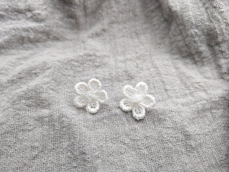 蕾絲刺繡花瓣耳環 矽膠耳針 矽膠耳夾 低敏極輕 - 耳環/耳夾/耳骨夾 - 其他材質 白色