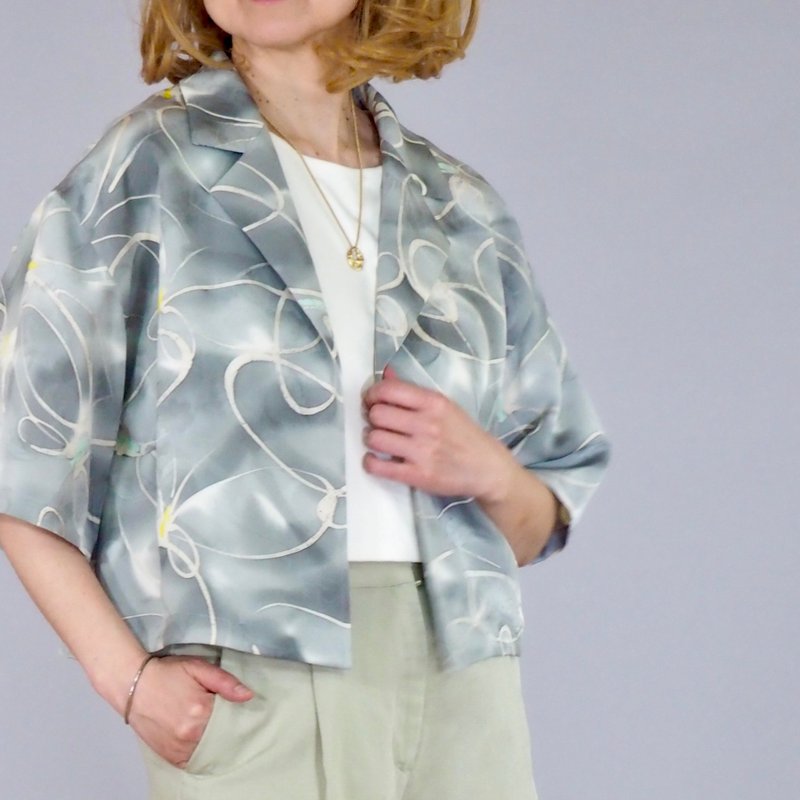 【日本製造】日本復古和服翻版、短款襯衫女式 M-L、絲綢、蝴蝶 - 女襯衫 - 絲．絹 灰色