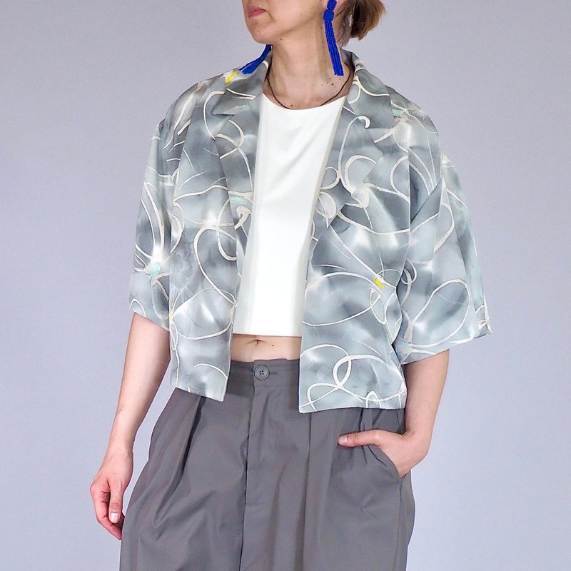 【日本製造】日本復古和服翻版、短款襯衫女式 M-L、絲綢、蝴蝶 - 女襯衫 - 絲．絹 灰色