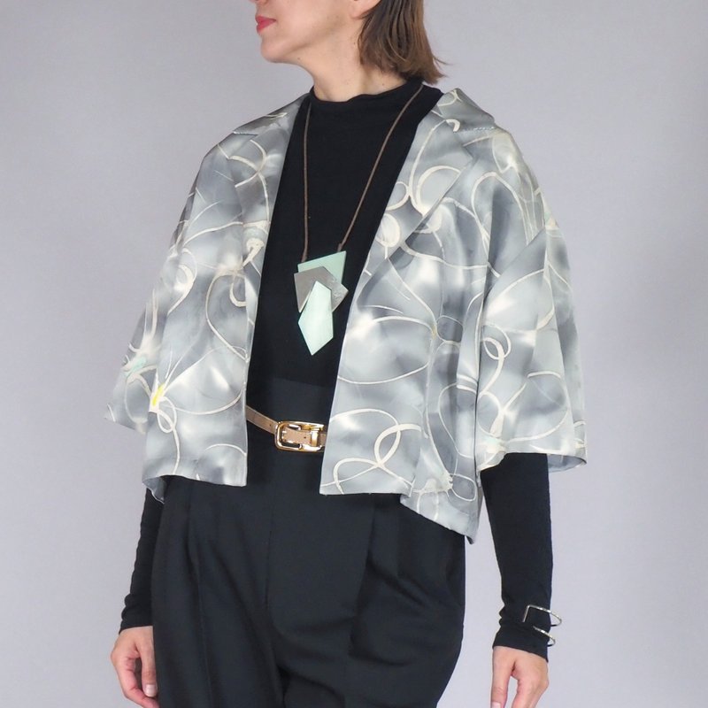 【日本製造】日本復古和服翻版、短款襯衫女式 M-L、絲綢、蝴蝶 - 女襯衫 - 絲．絹 灰色