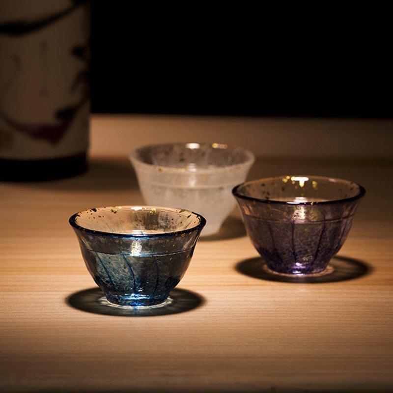 【新品】日本津輕 庄內 金箔水藍清酒杯 70ml - 酒杯/酒器 - 玻璃 多色