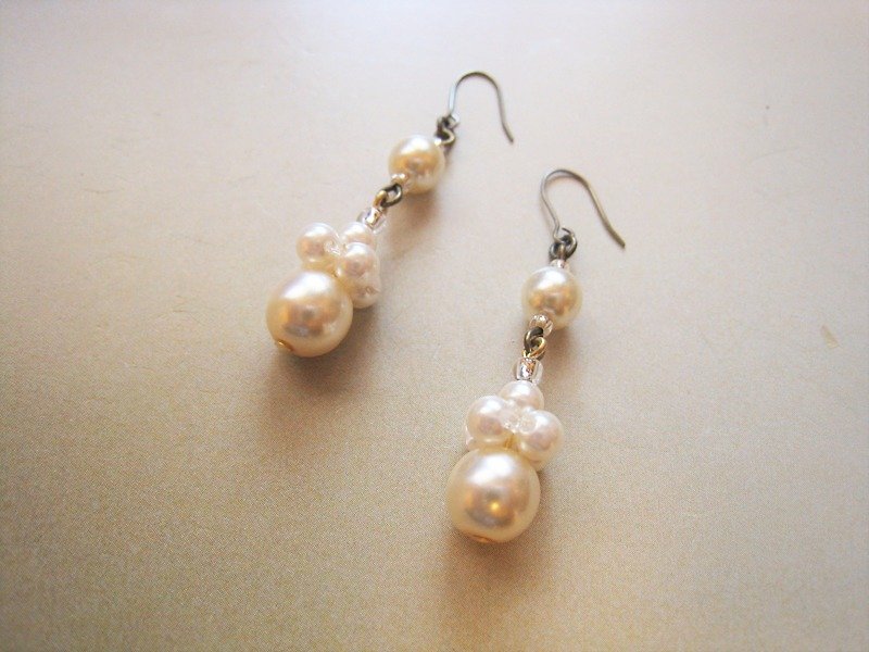 Czech Glass Pearl Pierced Earrings / E : Cream Bridal* - ต่างหู - แก้ว ขาว