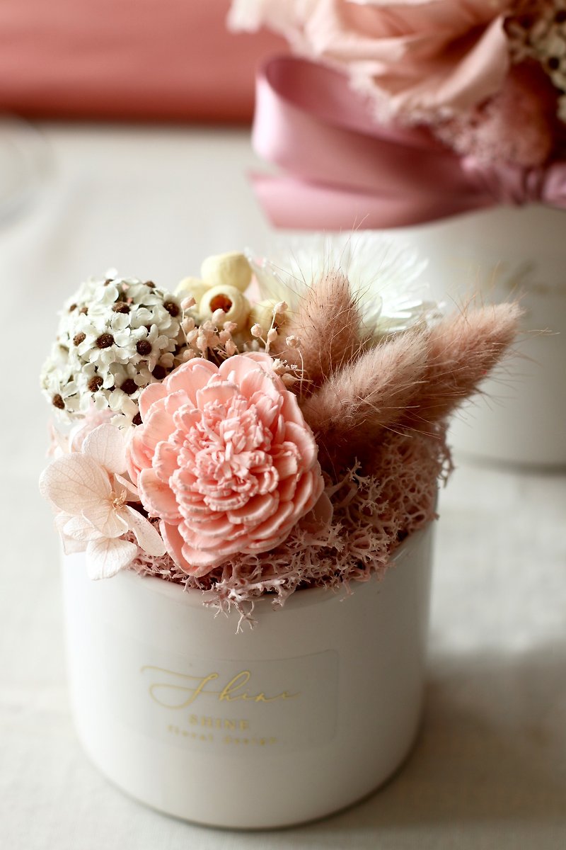 Classic dry white porcelain small pot flower - ช่อดอกไม้แห้ง - พืช/ดอกไม้ หลากหลายสี