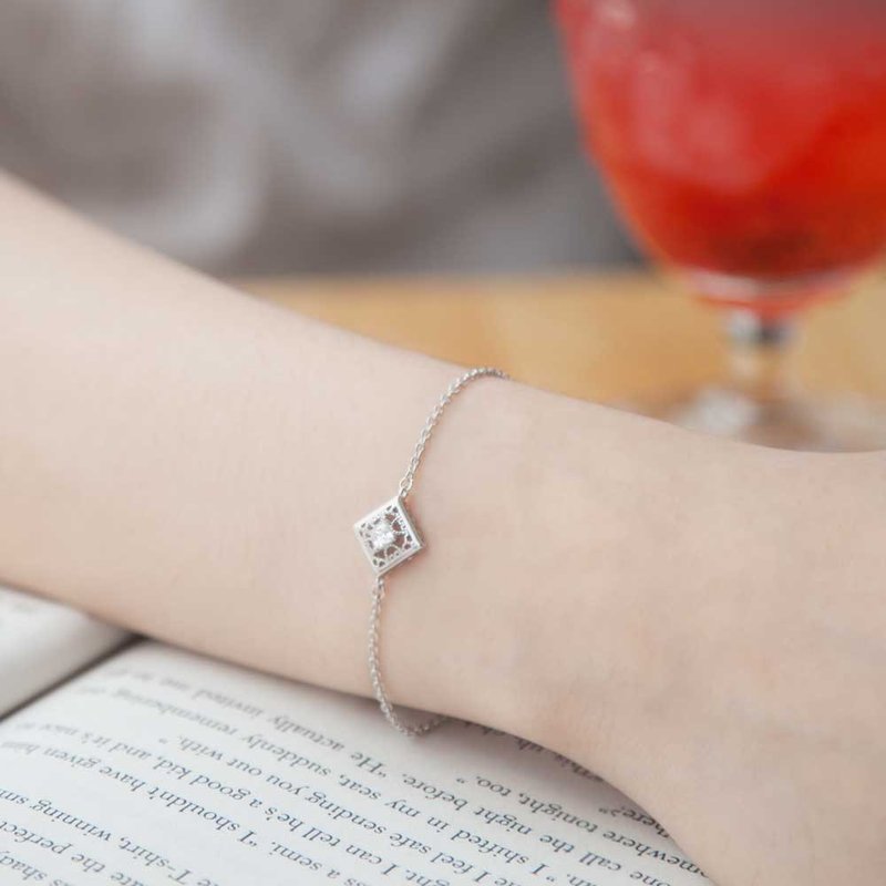 Hollow square diamond sterling silver bracelet | Light jewelry | Delicate. luxurious. Jewelry - สร้อยข้อมือ - เงินแท้ 