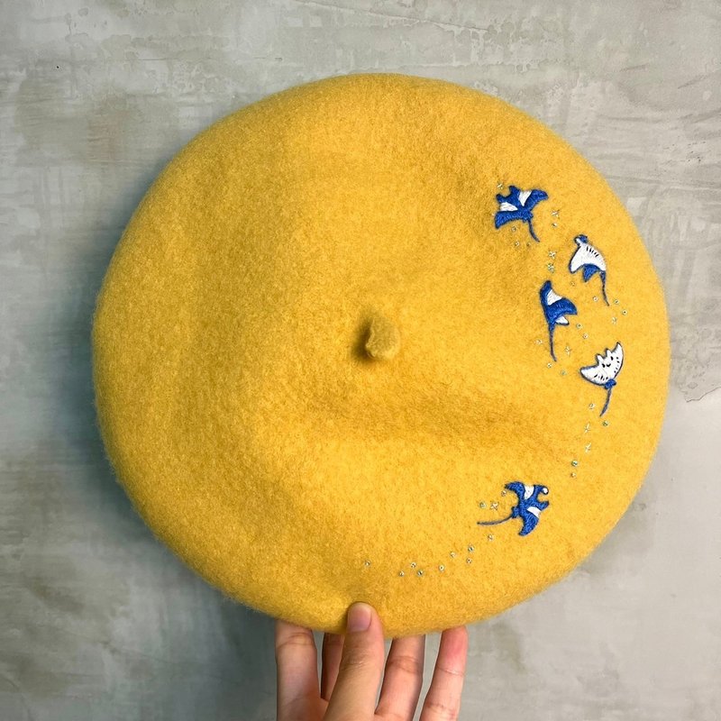 Hand embroidered beret stingray parade - Hats & Caps - Wool Yellow