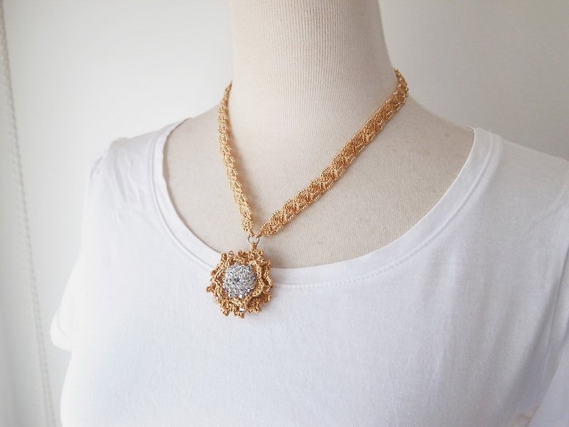 Irish Crochet Lace Jewelry (Camellia 4-b), Beaded Necklace,Fiber Art Necklace - สร้อยคอ - ผ้าฝ้าย/ผ้าลินิน สีทอง