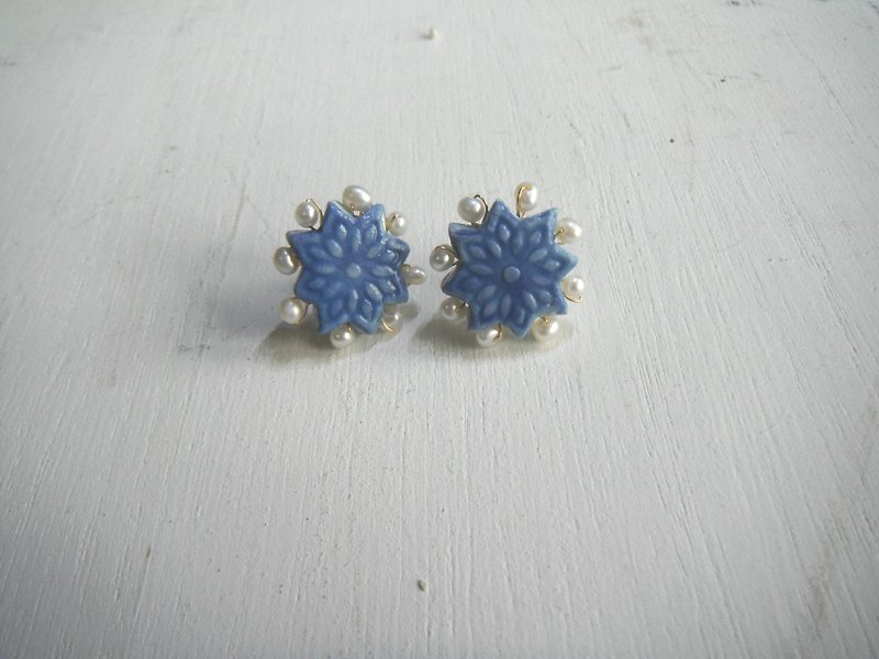 Snow pottery pierce - Earrings & Clip-ons - Pottery Blue