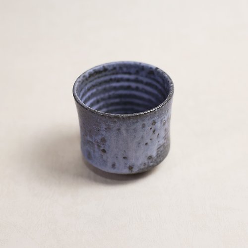 明芽窯(Bardur 陶藝) 明芽窯 l 柴燒灰釉鐵斑水杯 陶杯 藍 茶杯 杯子 陶器