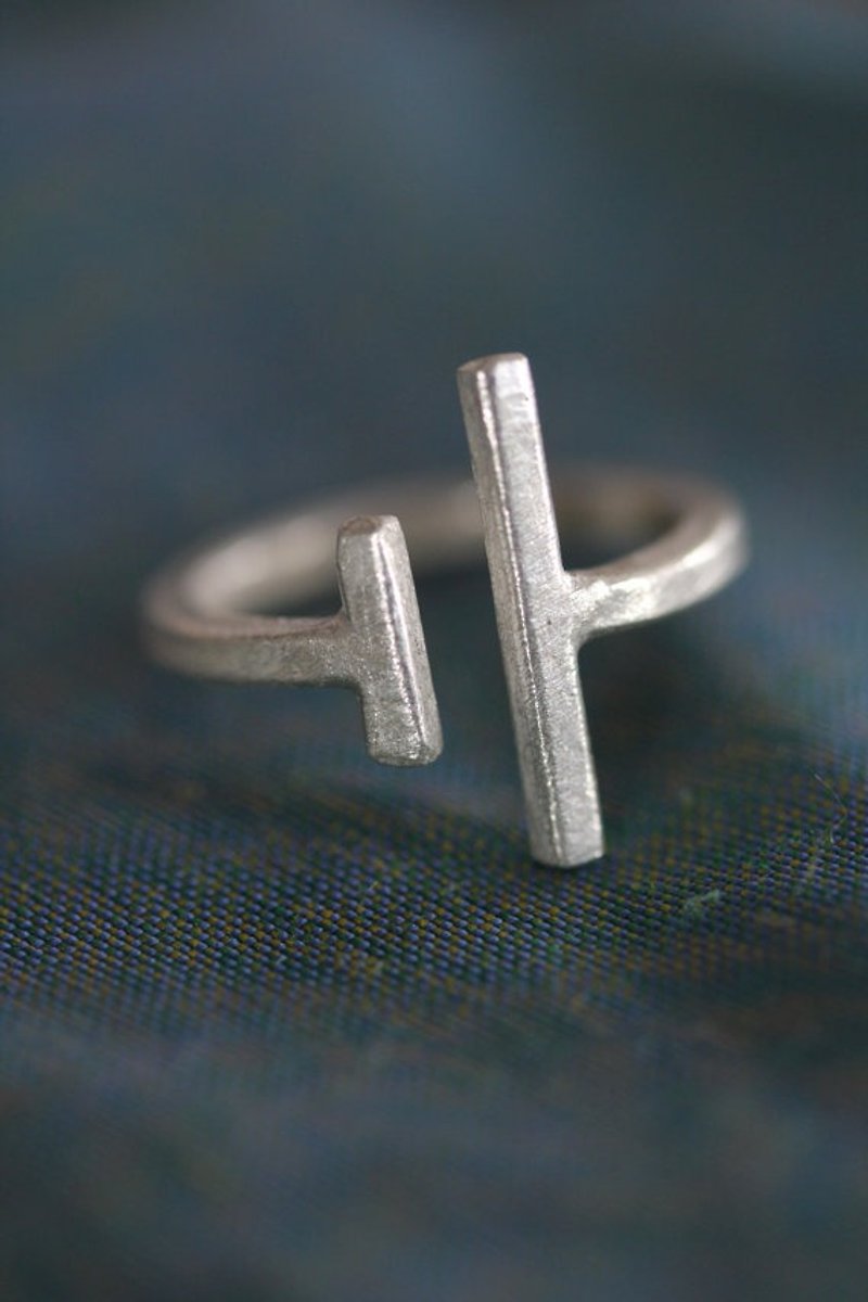 Open band geometric ring with uneven facing bars (R0043) - 戒指 - 銀 銀色