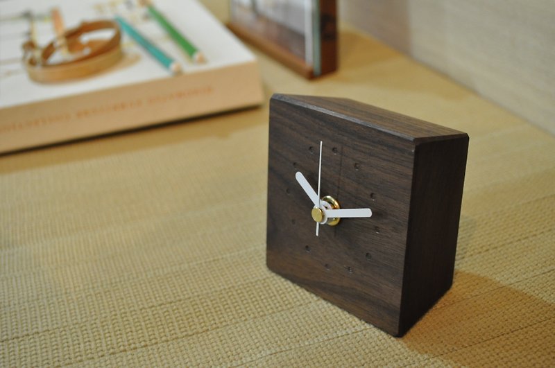A watch walnut with a presence but small - นาฬิกา - ไม้ สีนำ้ตาล