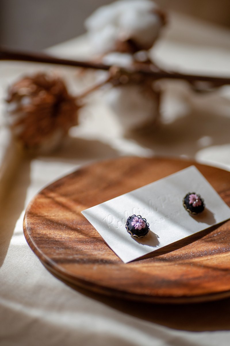 復古刺繡耳釘 | 櫻花 - 耳環/耳夾/耳骨夾 - 其他金屬 