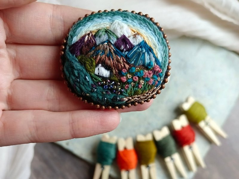 Landscape brooch  Hand embroidery  Tiny landscape Pin - 胸針/心口針 - 繡線 黑色