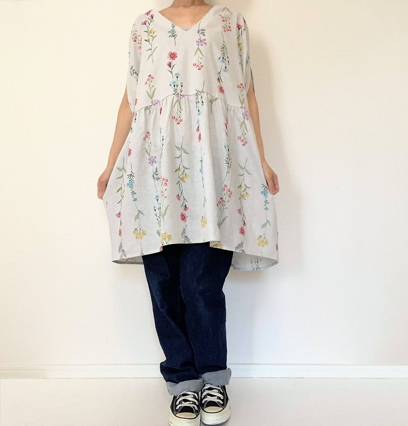 embroidery style　pressed floral pattern　tunic one-piece dress　cotton linen　gray - ชุดเดรส - ผ้าฝ้าย/ผ้าลินิน ขาว