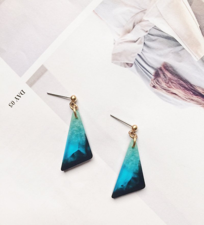 La Don - Long oblique triangle Aurora Sprinkle Ear/Ear clip - Earrings & Clip-ons - Acrylic Blue