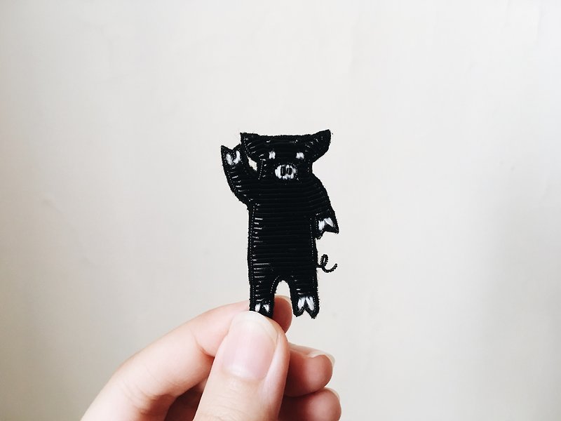 Hand embroidered brooches - Black Pig - Brooches - Other Metals Black