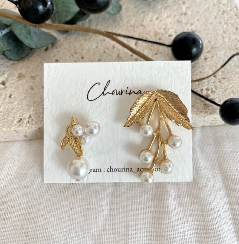 Pearl fruit asymmetric Clip-On, earrings - ต่างหู - โลหะ สีทอง