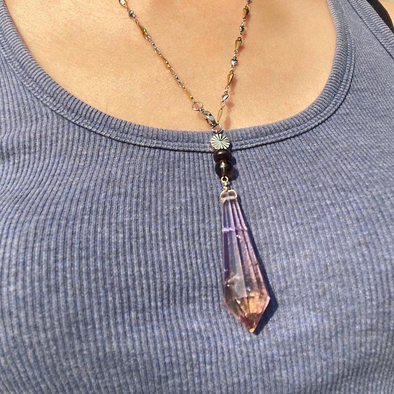【Lost and find】 Natural Stone Tea Crystal Amethyst Rainbow Rainbow Pendant Necklace - สร้อยคอ - เครื่องเพชรพลอย สีม่วง