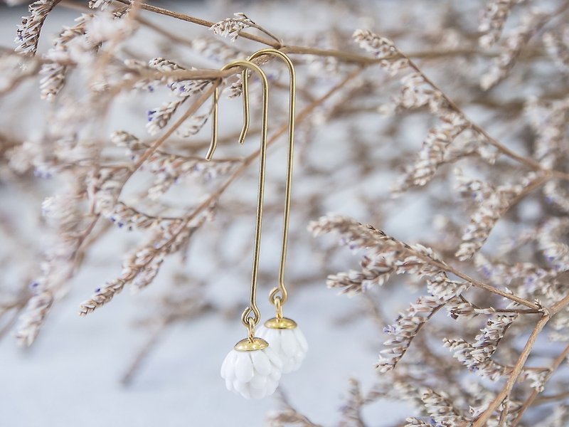 Globe Amaranth ~ white porcelain flower long hook earring - 耳環/耳夾 - 陶 白色