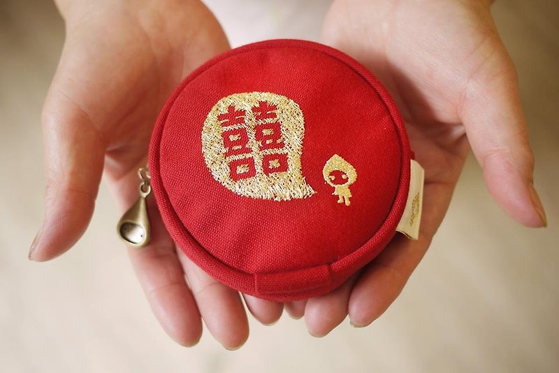 Double 囍 embroidered change storage round bag wedding small things - กระเป๋าใส่เหรียญ - ผ้าฝ้าย/ผ้าลินิน สีแดง