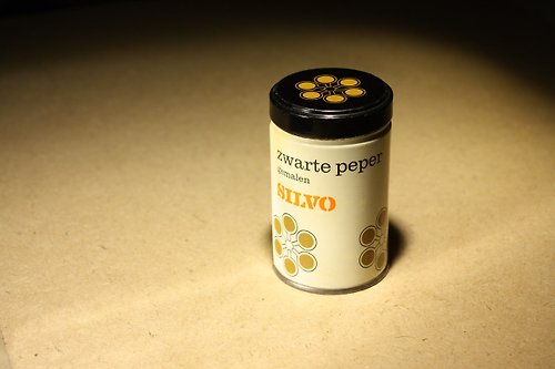 WAREHOUSE66 原創皮革設計品與老件小物 購自荷蘭 20 世紀末期老件 咖啡色上蓋 米色馬口鐵罐 黑胡椒罐