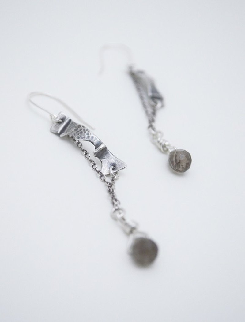 fold no.15‧Bat‧Silver‧smoky quartz long earrings - ต่างหู - โลหะ สีเงิน