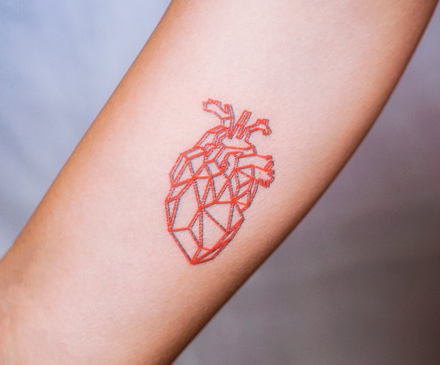 赤のシンプルな幾何学的なハートのタトゥー ステッカー オリジナル デザインの入れ墨は 本物の防水と抗アレルギーのように安全で非毒性で長持ちします ショップ Lazy Duo Design Store タトゥーシール Pinkoi