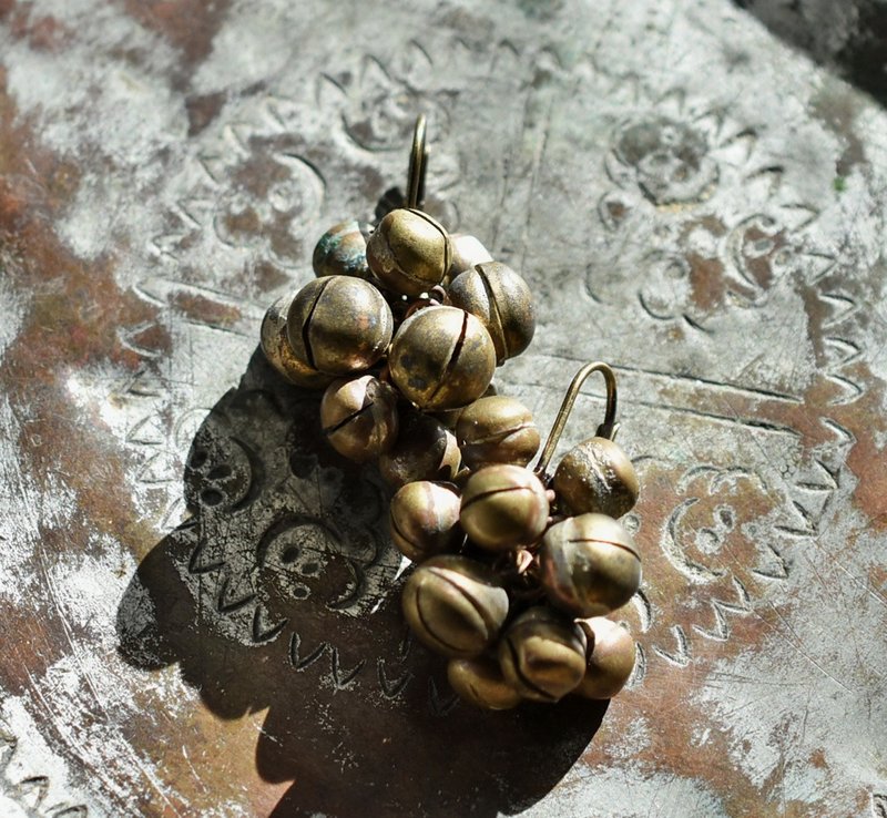 Plump Antique-Colored Bell Pom-Pom Earrings - ต่างหู - โลหะ สีทอง