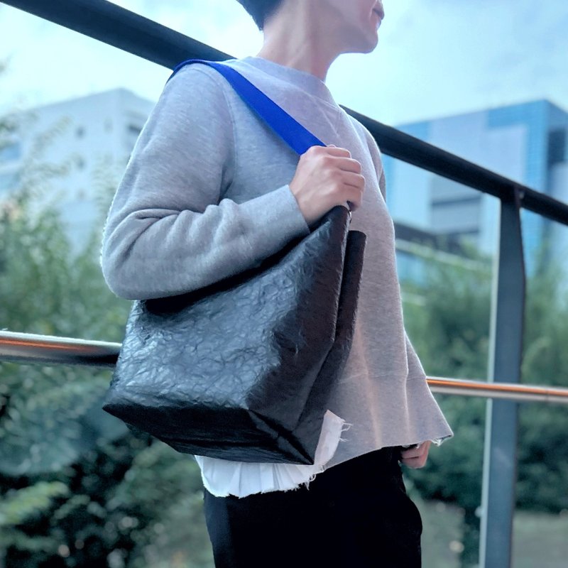 [From Tokyo] Special material ecological shoulder tote bag black × ultramarine blue - Messenger Bags & Sling Bags - Waterproof Material Black