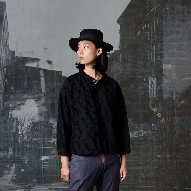RE_Geometric Raw Edge Textured Three-quarter Sleeve Shirt - เสื้อเชิ้ตผู้หญิง - ผ้าฝ้าย/ผ้าลินิน สีดำ