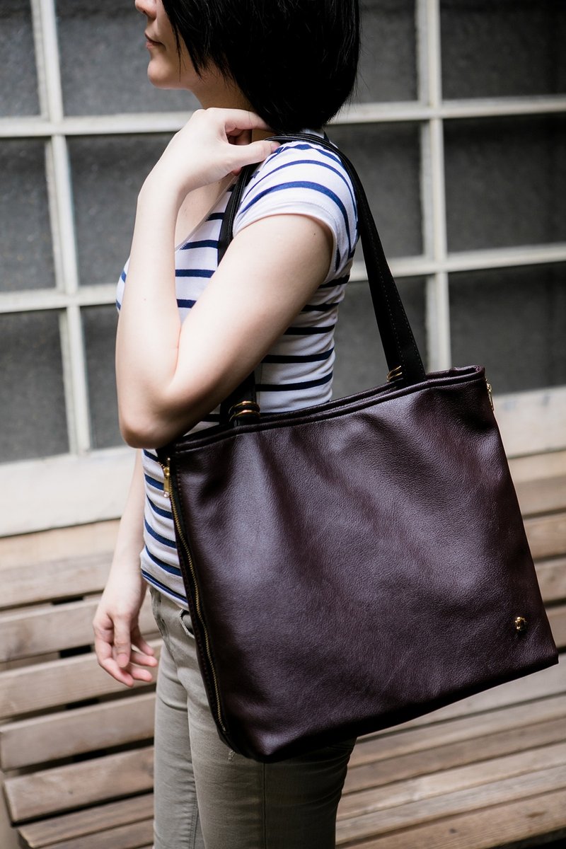 Taiwan original-Vegan leather/ring tote bag-chestnut color - กระเป๋าถือ - วัสดุกันนำ้ สีม่วง