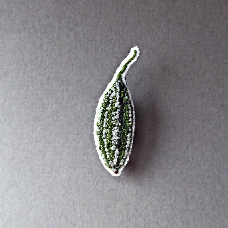 Mini hand embroidered brooch / pin mountain bitter gourd - Brooches - Thread Green