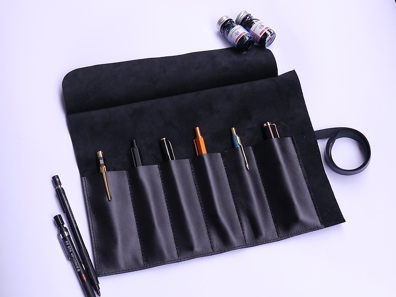 Black leather pen roll. Free branding. - กล่องดินสอ/ถุงดินสอ - หนังแท้ สีดำ