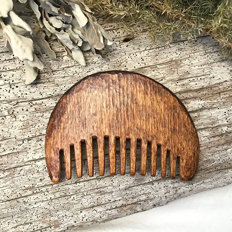 手作りの木製の櫛_木製の湾曲した櫛。ナンバーファイブ - メイク道具・鏡・ブラシ - 木製 