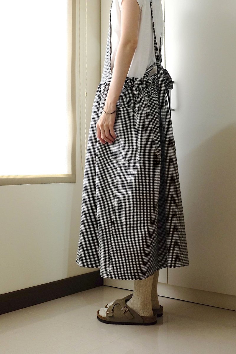 Everyday hand-made clothes live in the heart of the little girl black and white small plaid straps apron hemp cotton special - ชุดเดรส - ผ้าฝ้าย/ผ้าลินิน หลากหลายสี