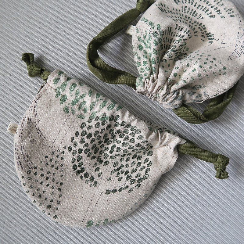 萬用收納 束口小提袋 | 棉麻森林圖騰 - 化妝袋/收納袋 - 棉．麻 綠色