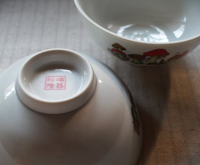 Early meal bowl - red mushrooms (cutlery / used goods / old things