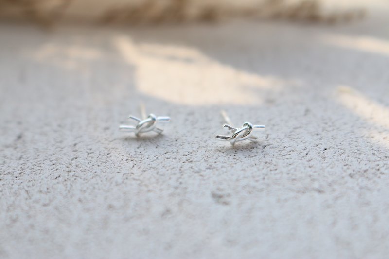 Sterling silver earrings 0794-small knot - ต่างหู - โลหะ สีเงิน