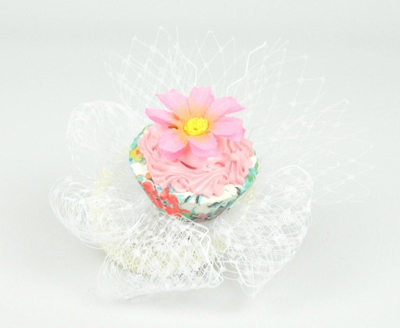 Fascinator Mini Headpiece Cupcake with Daisy Flowery Vintage Decor and Veil - เครื่องประดับผม - วัสดุอื่นๆ สึชมพู