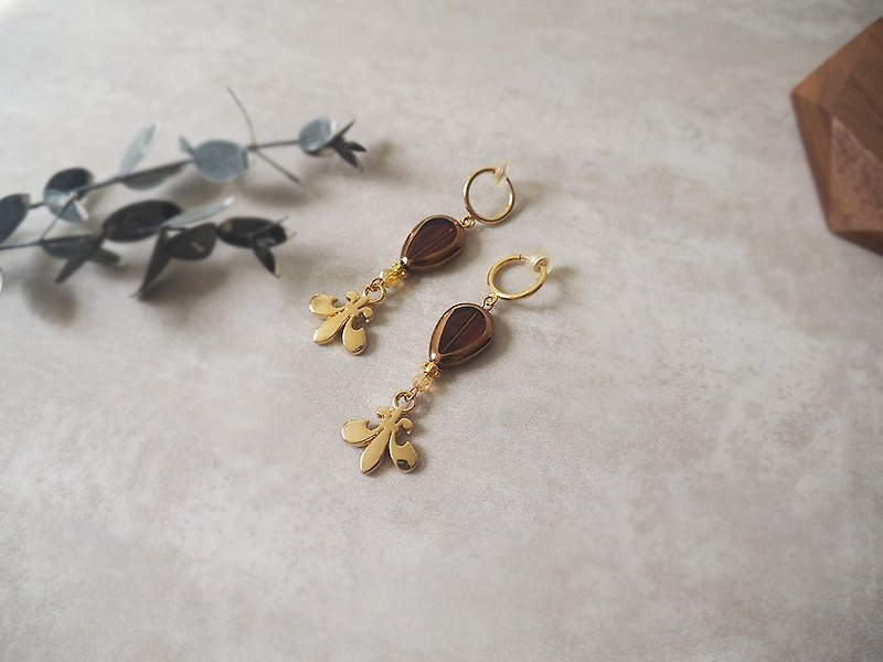 Vintage Coat of Arms Depicted Coffee Gold Glass Bead Clip Earrings Changeable Ear Hook P77 - ต่างหู - โลหะ สีนำ้ตาล