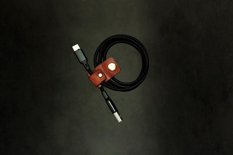 UNIC Classic Magnetic Snap Hub (Gold Version)/ Leather Storage Cable Buckle/ Headphone Cable Reel - ที่เก็บสายไฟ/สายหูฟัง - หนังแท้ สีนำ้ตาล