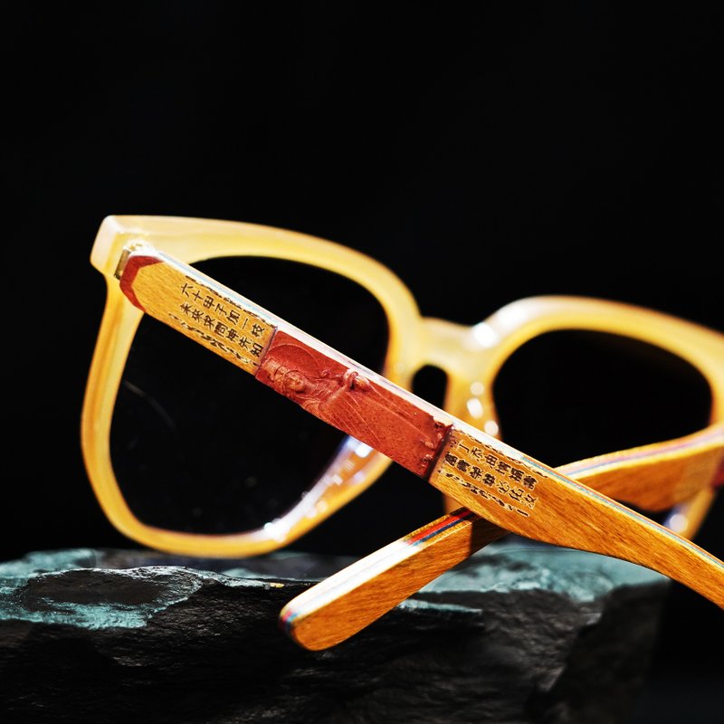 [Dajia Ma x Mr.Banboo] Dajia Ma’s handmade glasses, action art amulets, limited edition - แว่นกันแดด - ไม้ 