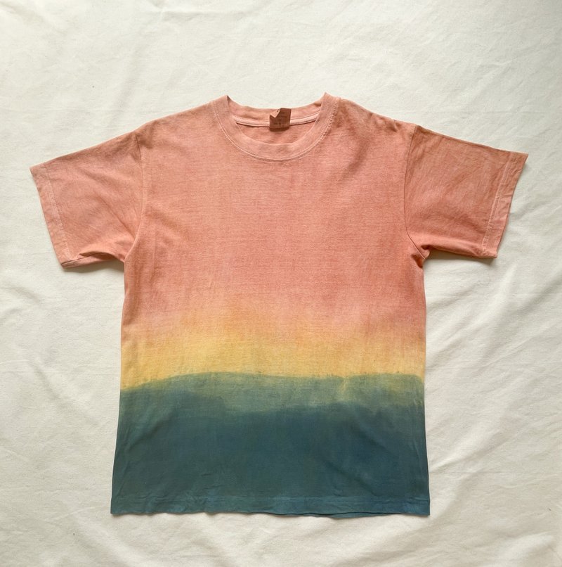 Before Sunset Organic cotton T shirts Mud dyed Wearing the sunset - เสื้อยืดผู้หญิง - ผ้าฝ้าย/ผ้าลินิน สีน้ำเงิน