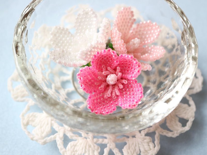 Brooch of peach bamboo Pink Single blooming Oleander Flower lover Flower Summer rainy season Delicate and elegant Seed beads Bead stitch Off room - Brooches - Glass Pink