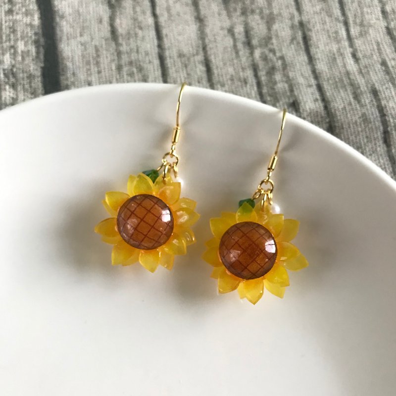 sunflower earrings - ต่างหู - พลาสติก สีเหลือง