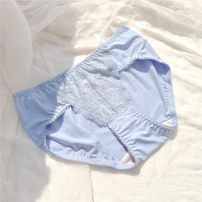 可蘭霓Clany 石墨烯抑菌透氣蕾絲 M-XL 中腰內褲 晴空藍 3063-51 - 女內衣褲 - 尼龍 藍色