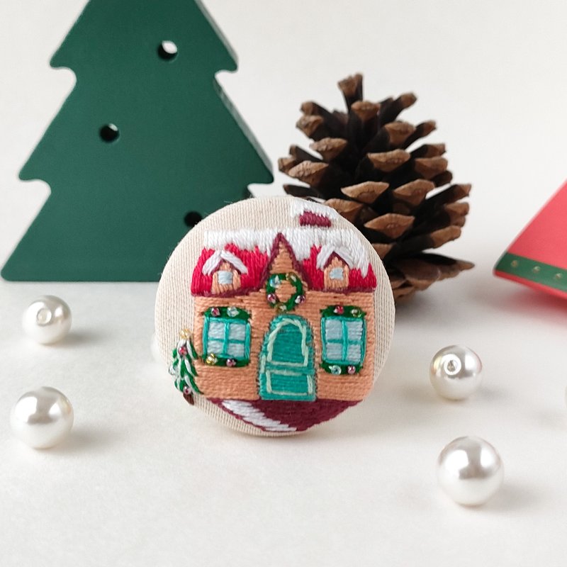 クリスマスイルミネーションの家刺繍ブローチ - 胸針 - 棉．麻 咖啡色