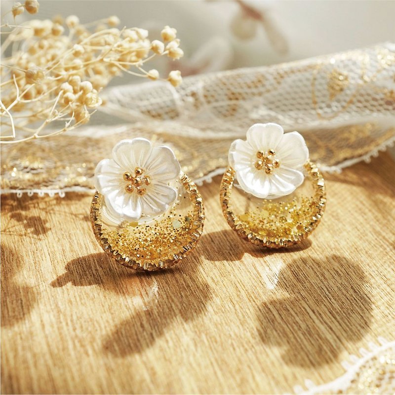 Goat's Milk Home*Handmade/Golden Ring White Flower (Steel Pin. Silicone Clip-On) - Earrings & Clip-ons - Acrylic Orange