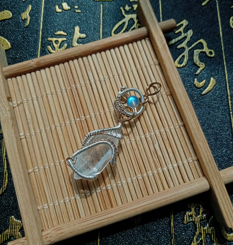 Anonymous mountains and rivers. necklace. Double pointed white crystal labradorite combination pendant. Metal braid. Contains chain - สร้อยคอ - เครื่องเพชรพลอย สีเงิน