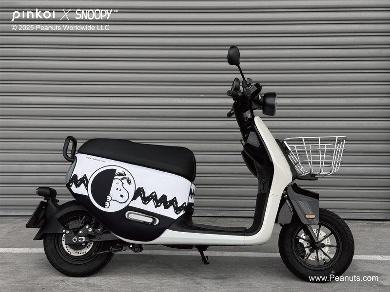 【Pinkoi x SNOOPY】Gogoro 車身造型 保護套 SNOOPY 史努比 黑白經典 系列 - 其他 - 聚酯纖維 白色