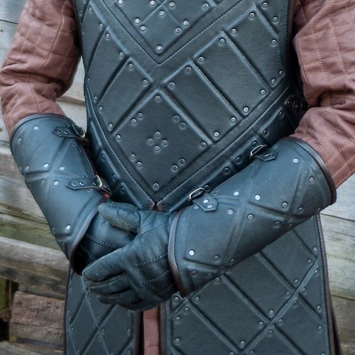 Svetliy Sudar Leather Arts Workshop Jon Snow leather bracers (replica) / Stark Armor Costume / GoT / LARP